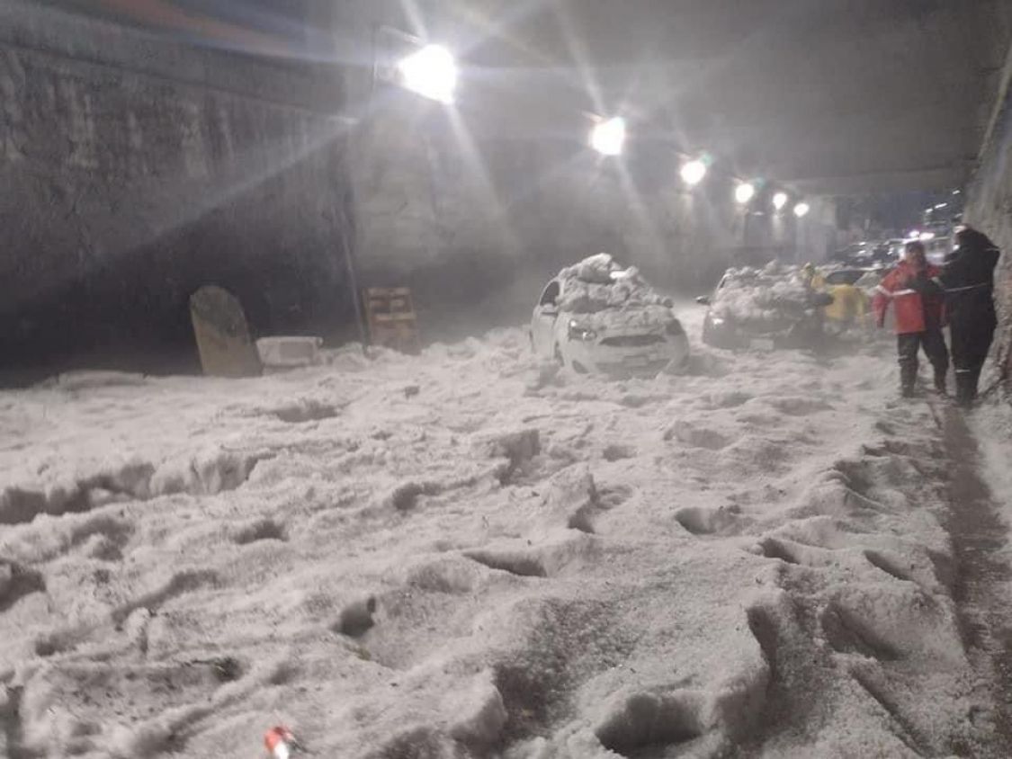 Muere de hipotermia en México tras fuerte granizada que lo dejo atrapado en su auto