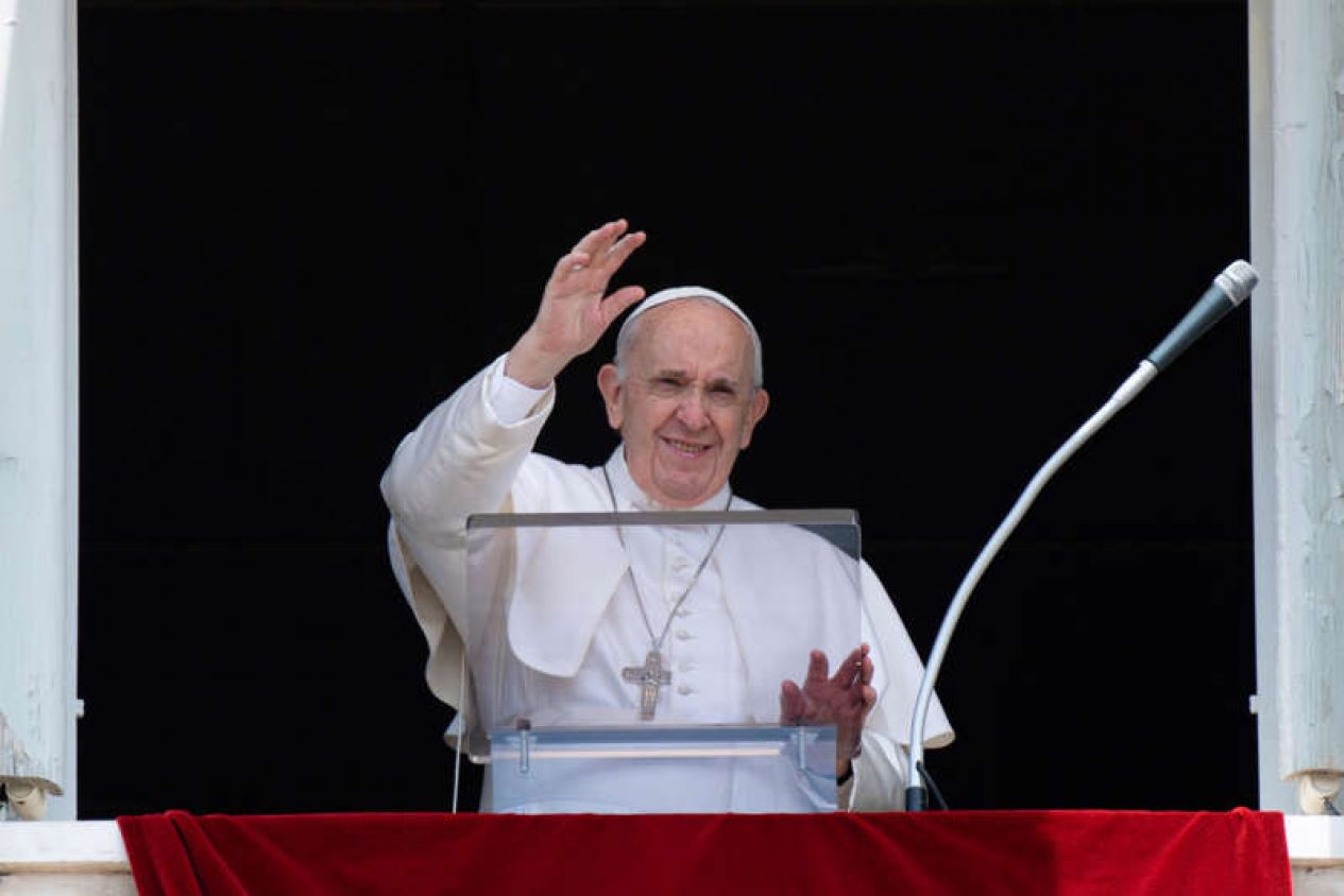 Papa Francisco reanuda gradualmente sus actividades y camina, dice el Vaticano
