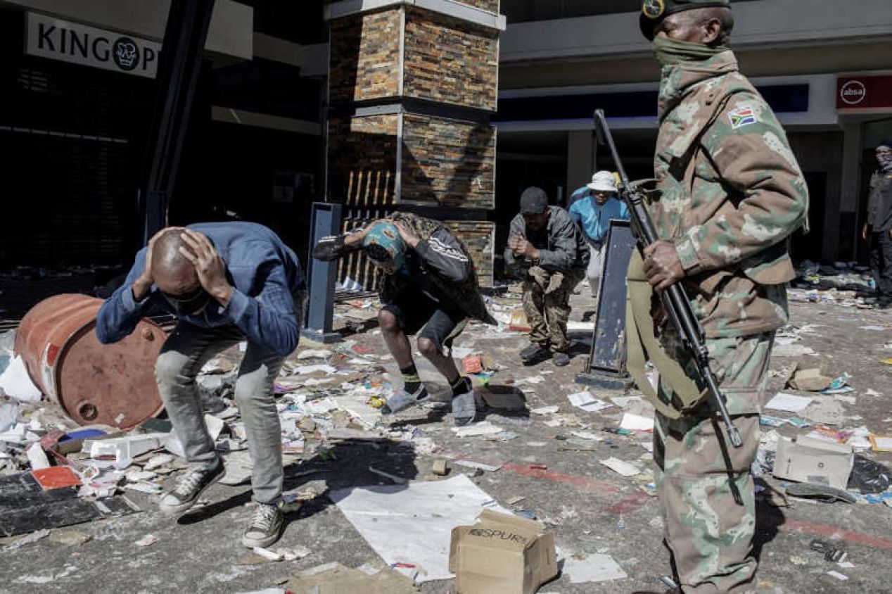 Sudáfrica registra 45 muertos y más de 700 detenidos por ola de violencia y saqueos