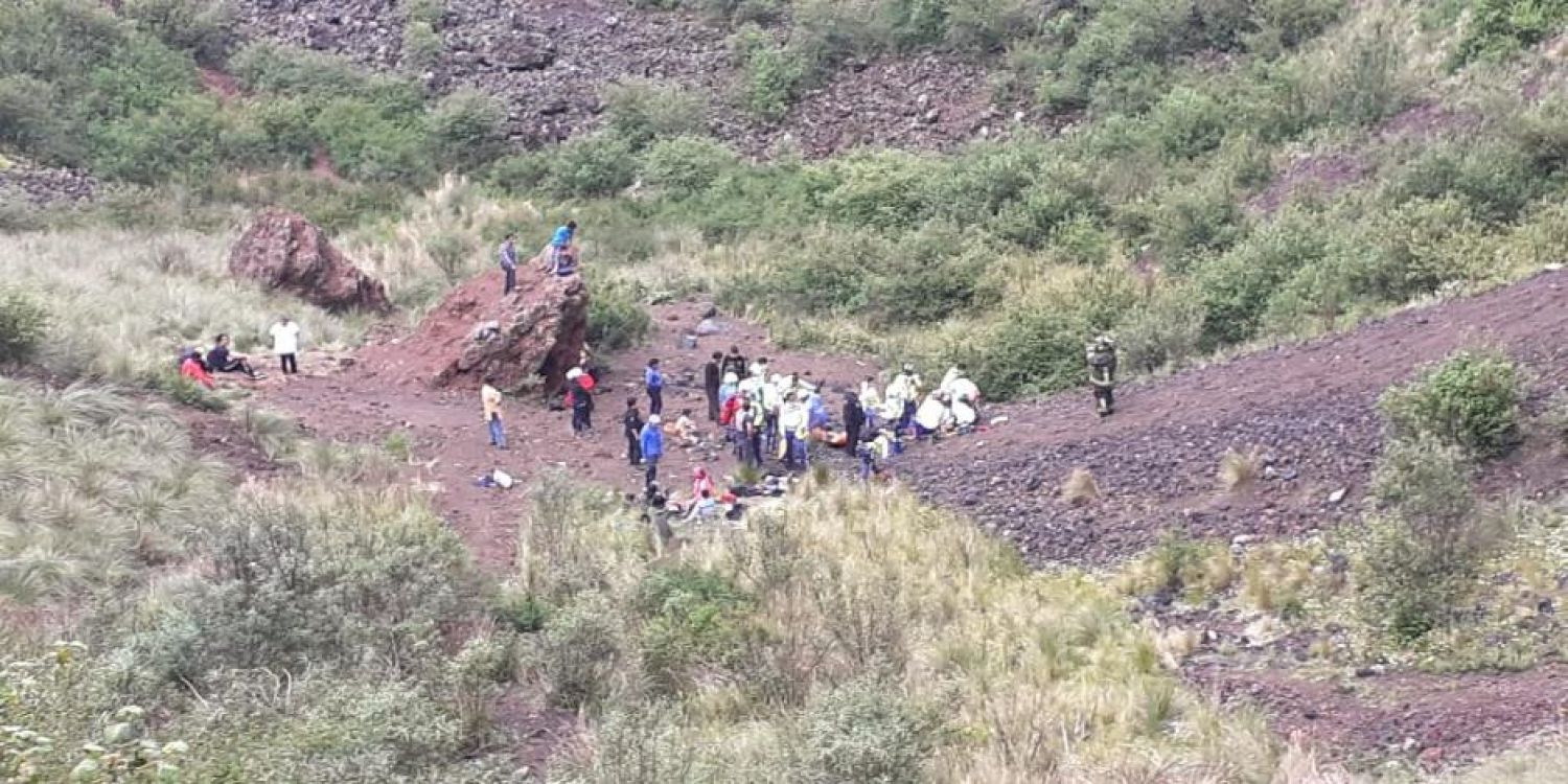 Senderistas quedaron atrapados tras avalancha; una persona murió