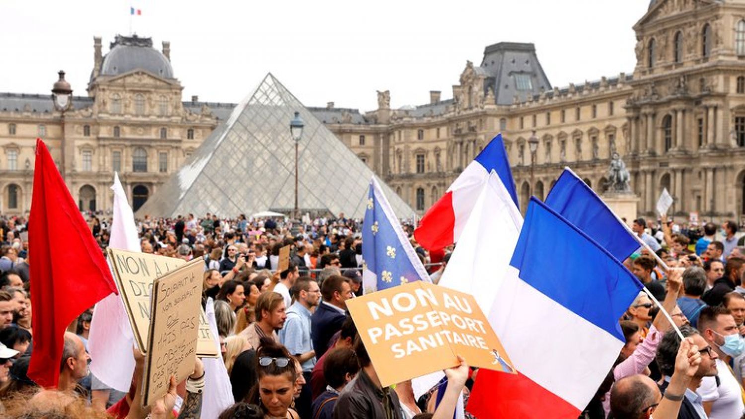 Miles de personas protestaron en Francia contra las medidas del gobierno ante Covid-19