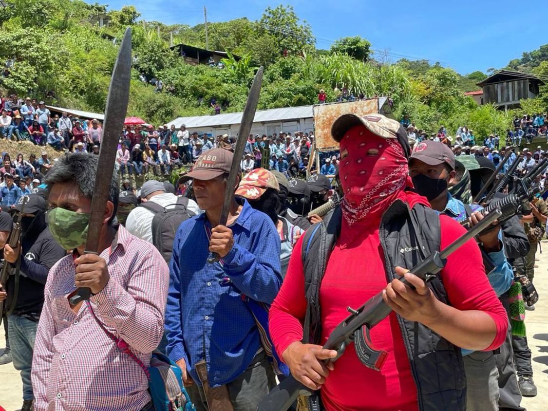 Aparecen con machetes y paliacates autodefensas de Chiapas
