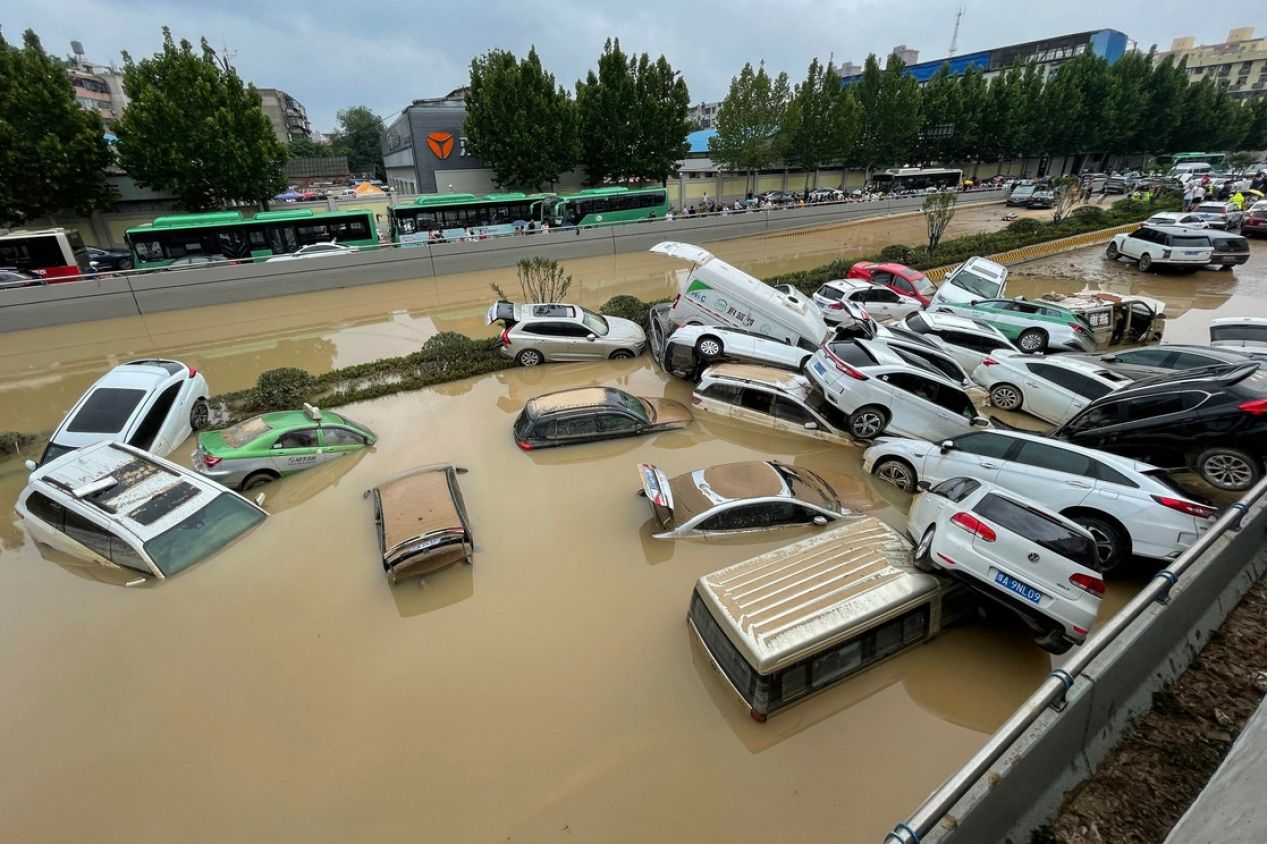 25 muertos tras lluvias en China; metro se inunda con pasajeros