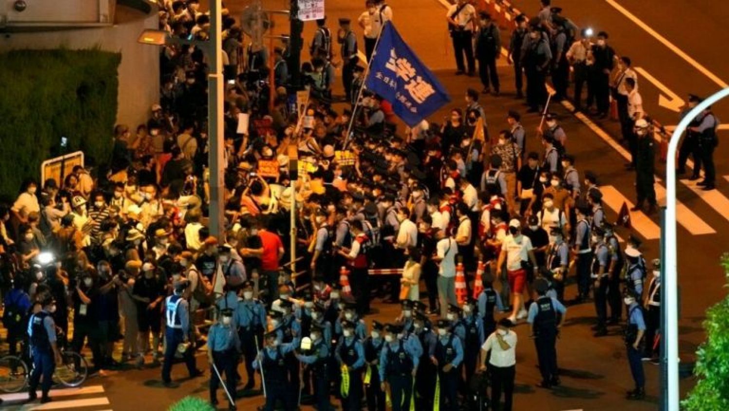 Manifestaciones en contra de los juegos olímpicos durante la inauguración afueras del Estadio Olímpico