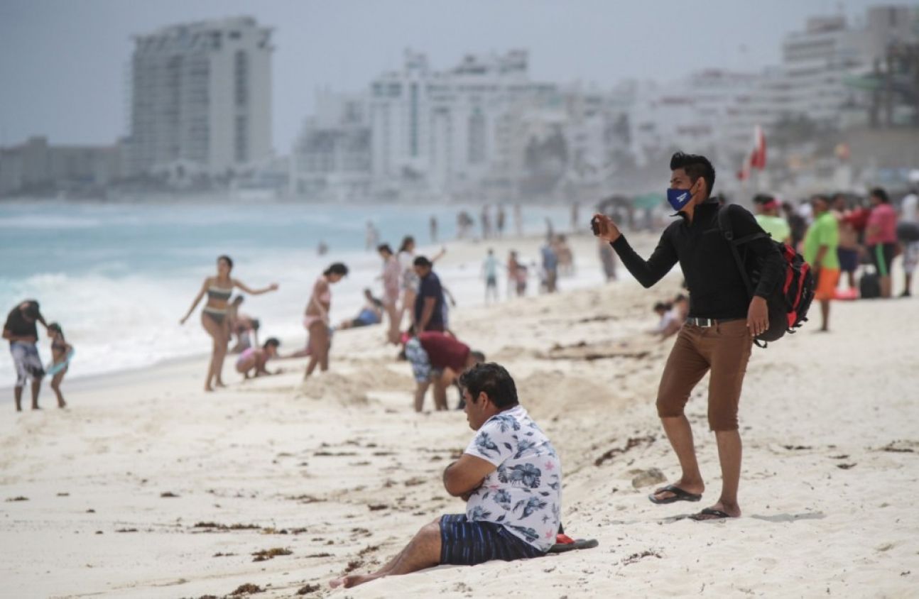 La tercera ola de COVID está arrasando en Cancún y Los Cabos