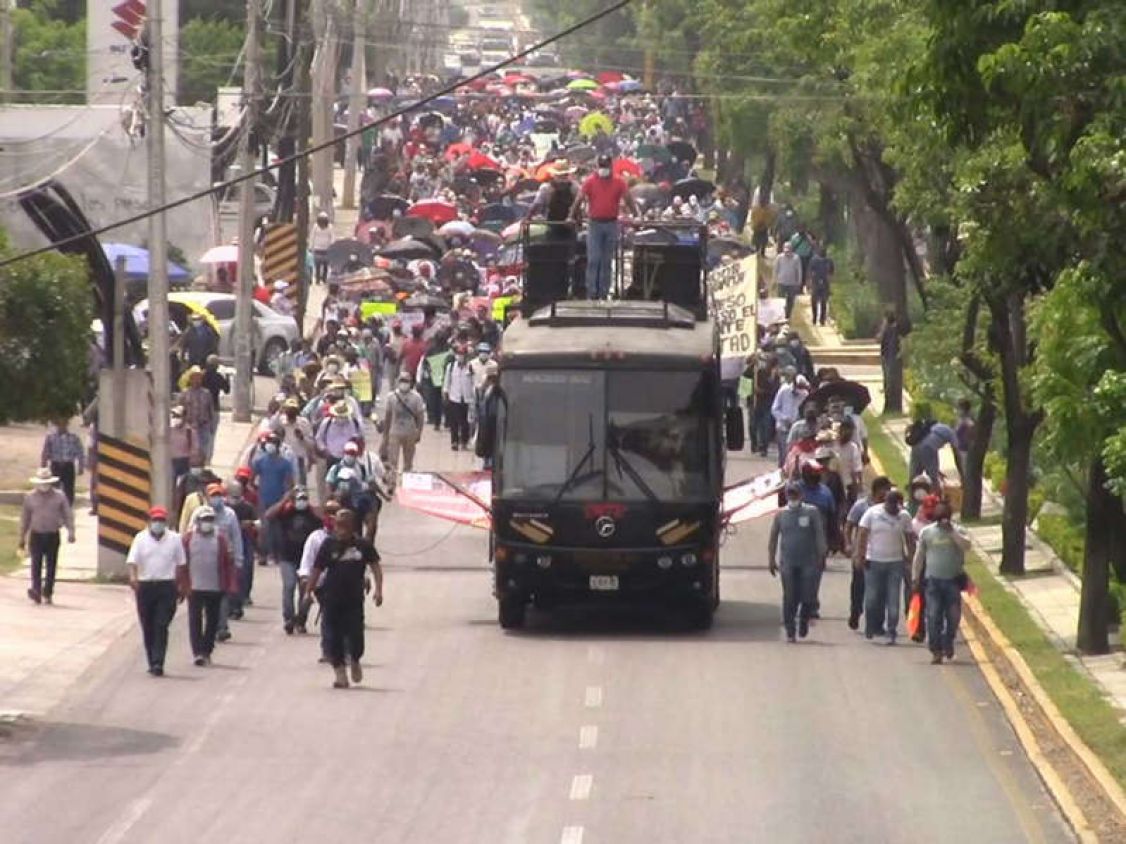 Marchan maestros ante regreso a clases 