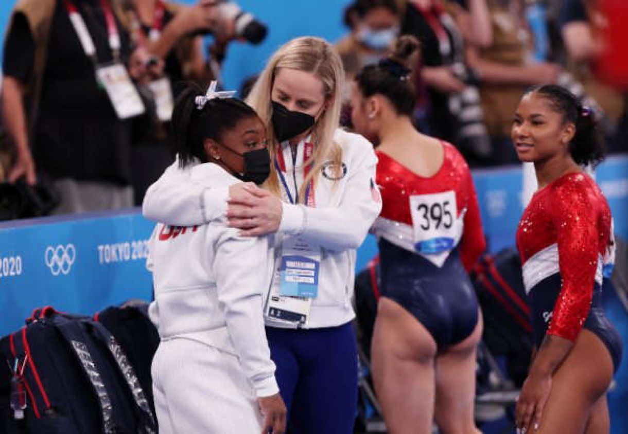Simone Biles se retira inesperadamente de la final de gimnasia: Tokio 2020