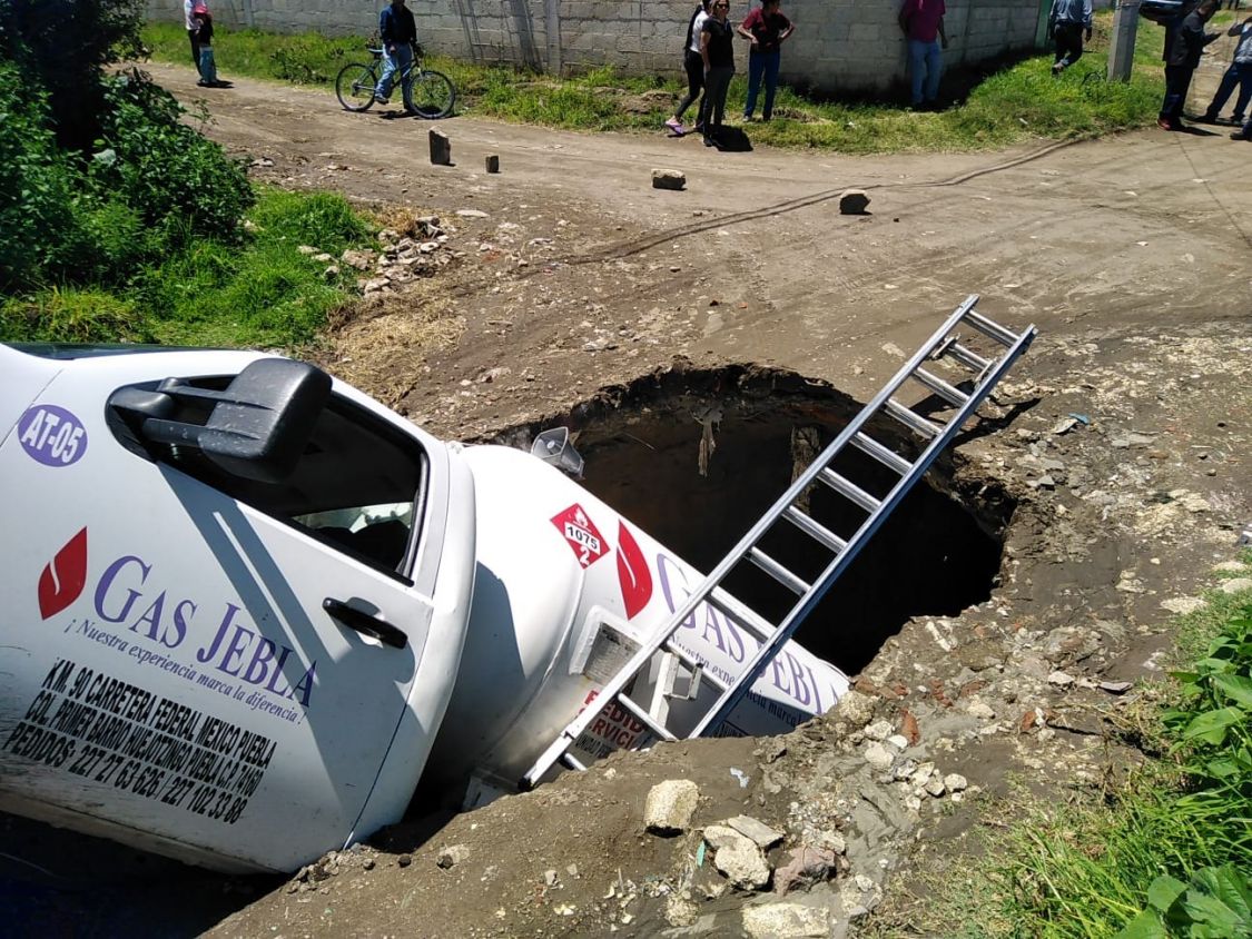 Nuevo socavón en Huejotzingo se traga pipa de gas