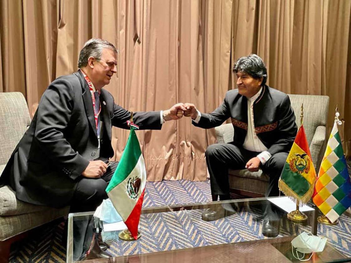 Marcelo Ebrard se reune con Evo Morales en Perú