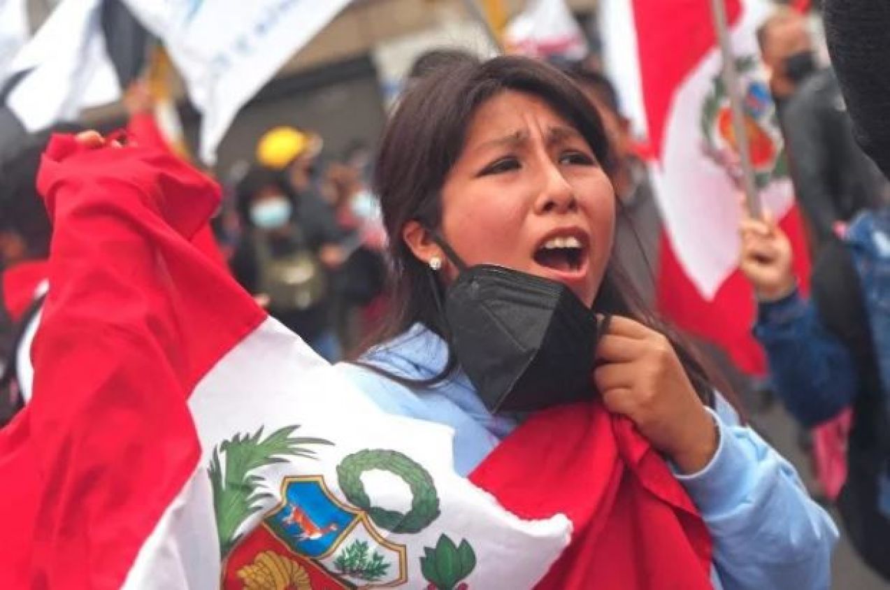 El profesor de origen campesino jura como presidente en Perú