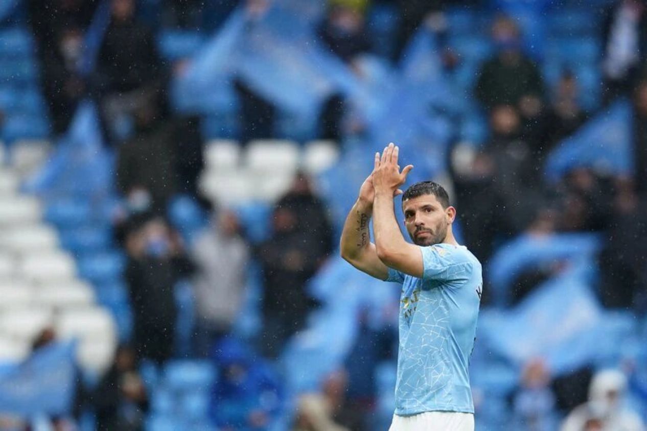 Relojes, un auto de lujo y dinero: el gesto del Kun Agüero con los empleados antes de irse