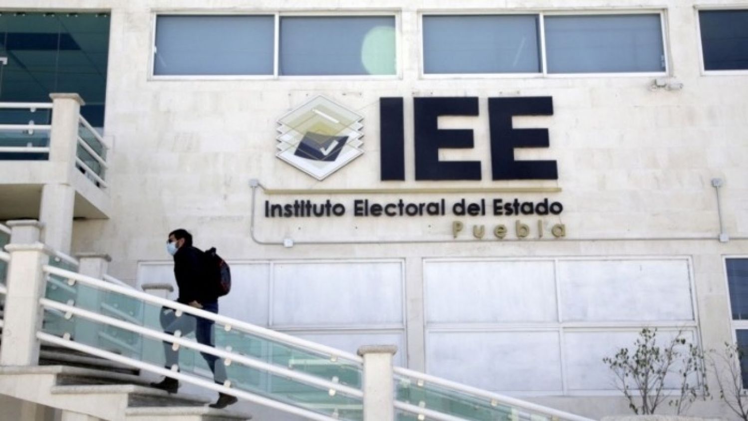 IEE avala que Alexandra Olvera reemplace a Rivera Santamaría por la alcaldía de Puebla