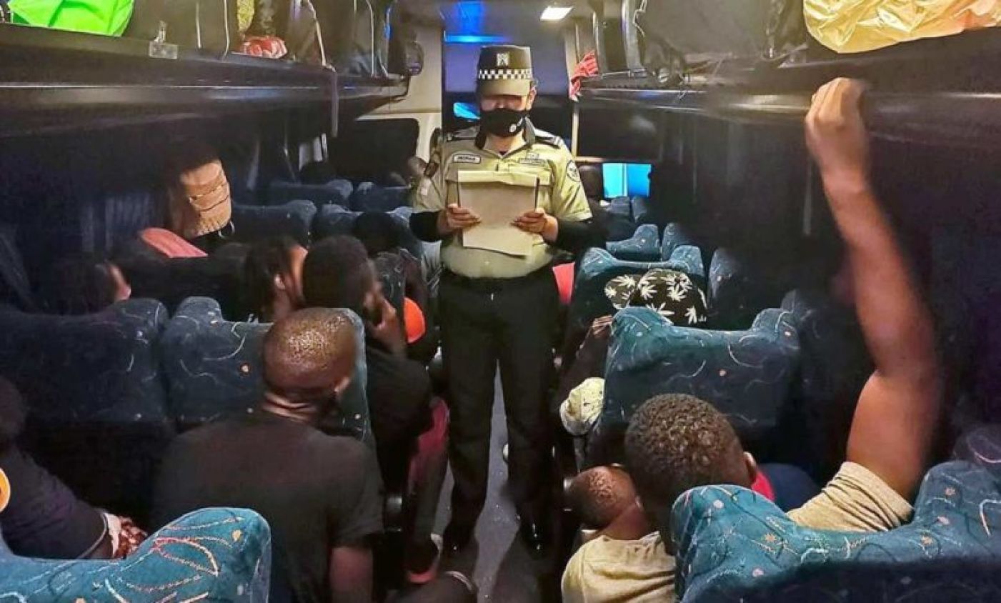 Rescatan a 57 migrantes que viajaban en un autobús de pasajeros robado en Tlaxcala