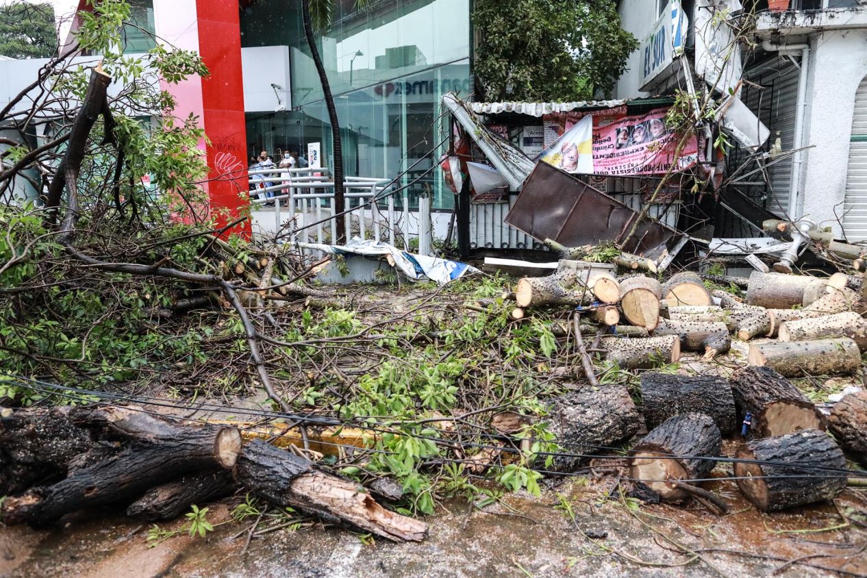 “Dolores” deja 3 muertos y 12 mil usuarios sin luz a su paso por México