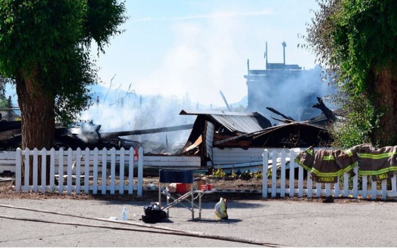 Incendian iglesias en Canadá tras hallazgos de restos de niños amerindios en internados