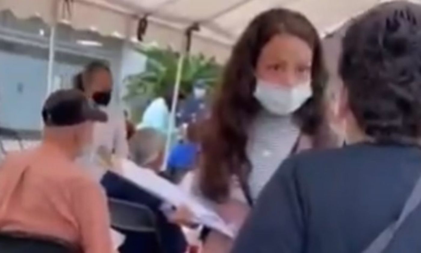 Servidora de la Nación niega vacuna COVID a adultos mayores y la nombran “Lady Prole” (Video)