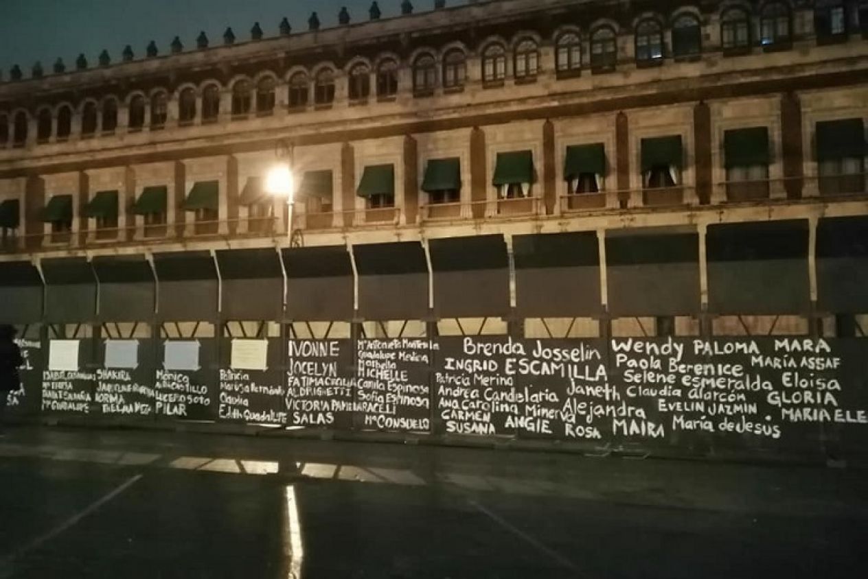 Colectivas pintan vallas de Palacio Nacional con nombres de víctimas