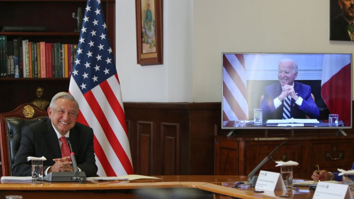 Joe Biden podría dar el “salvavidas que tanto le urge” a López Obrador en el plan de vacunación