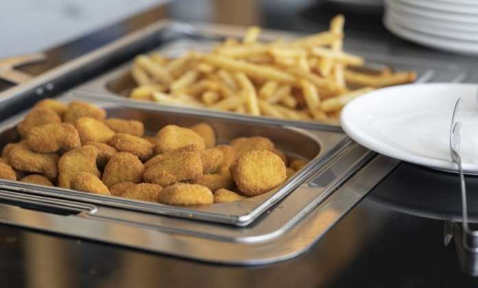 Pellejo, grasa y soya, nuggets tienen de todo, menos pollo: Profeco