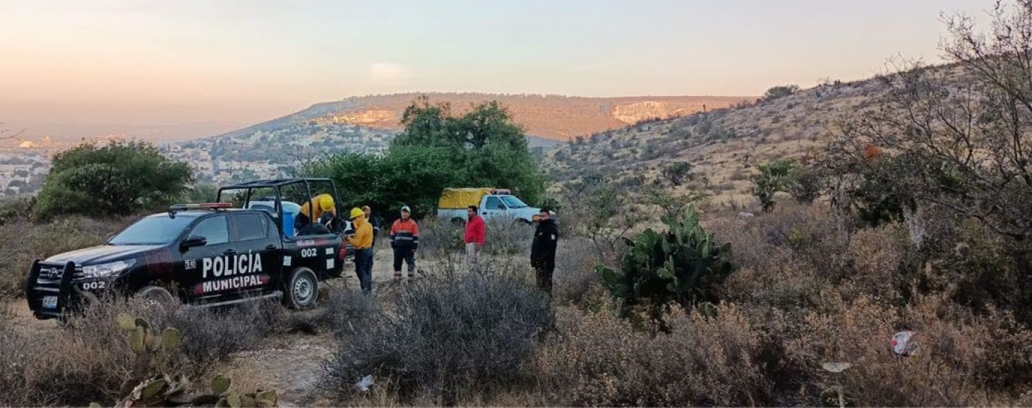 Continúan trabajos para sofocar incendio en el cerro El Monumento en Tecamachalco 