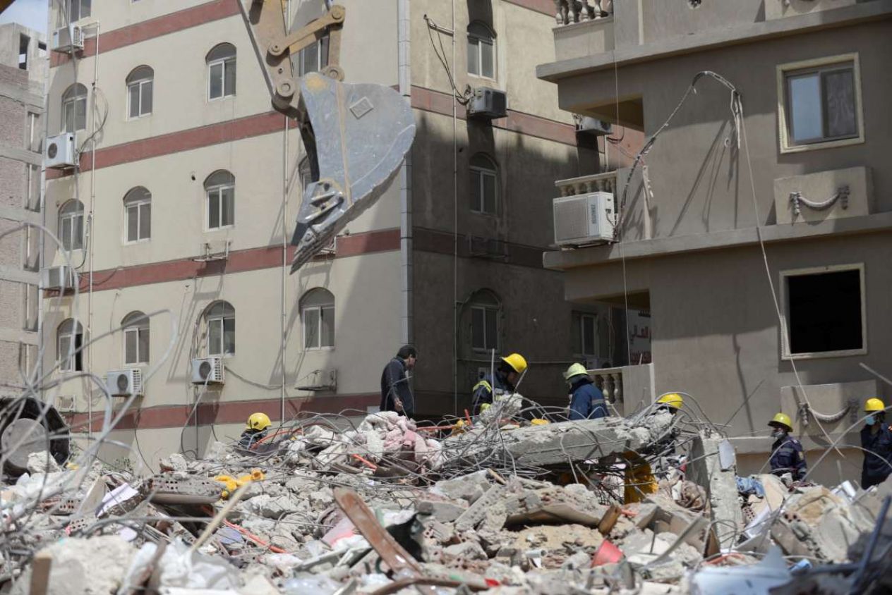Derrumbe de un edificio deja 25 muertos en Egipto