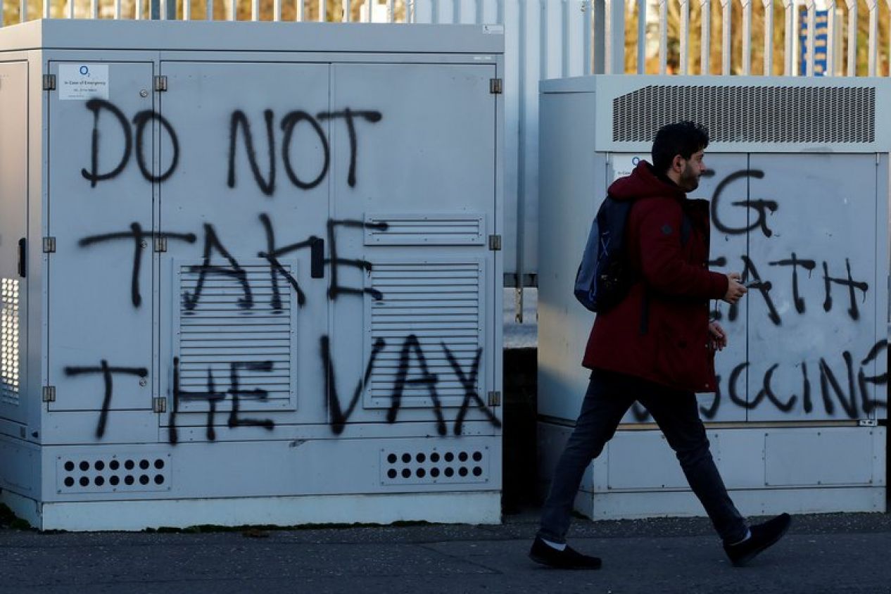 Personas fueron detenidas en Italia por incendiar un centro de vacunación contra el coronavirus