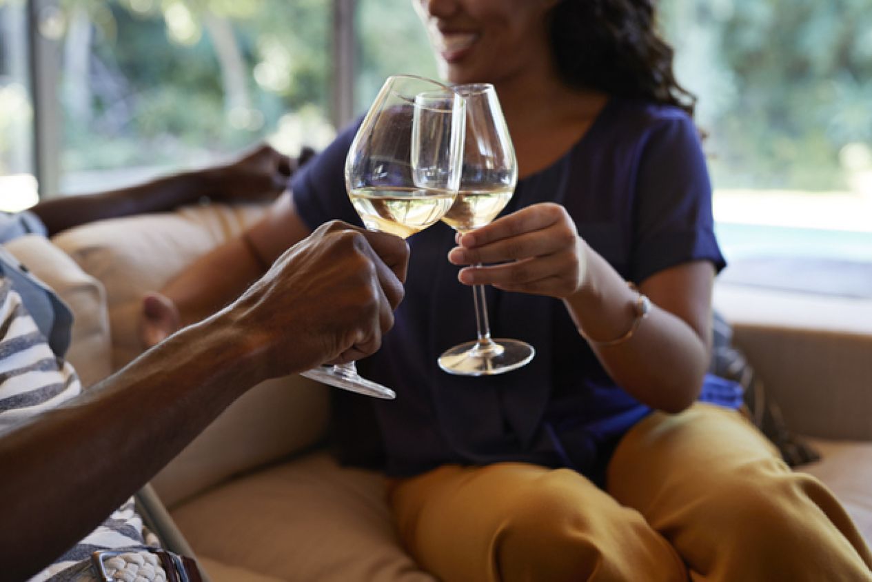 ¿Qué pasa si tomas alcohol después de vacunarte contra Covid-19?