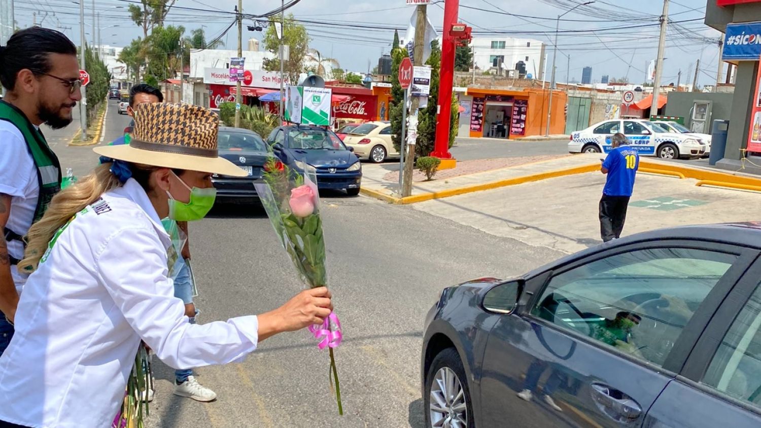 Laura Fernández candidata por la Alcaldía de San Pedro regaló flores a ciudadanas por el Día de las Madres