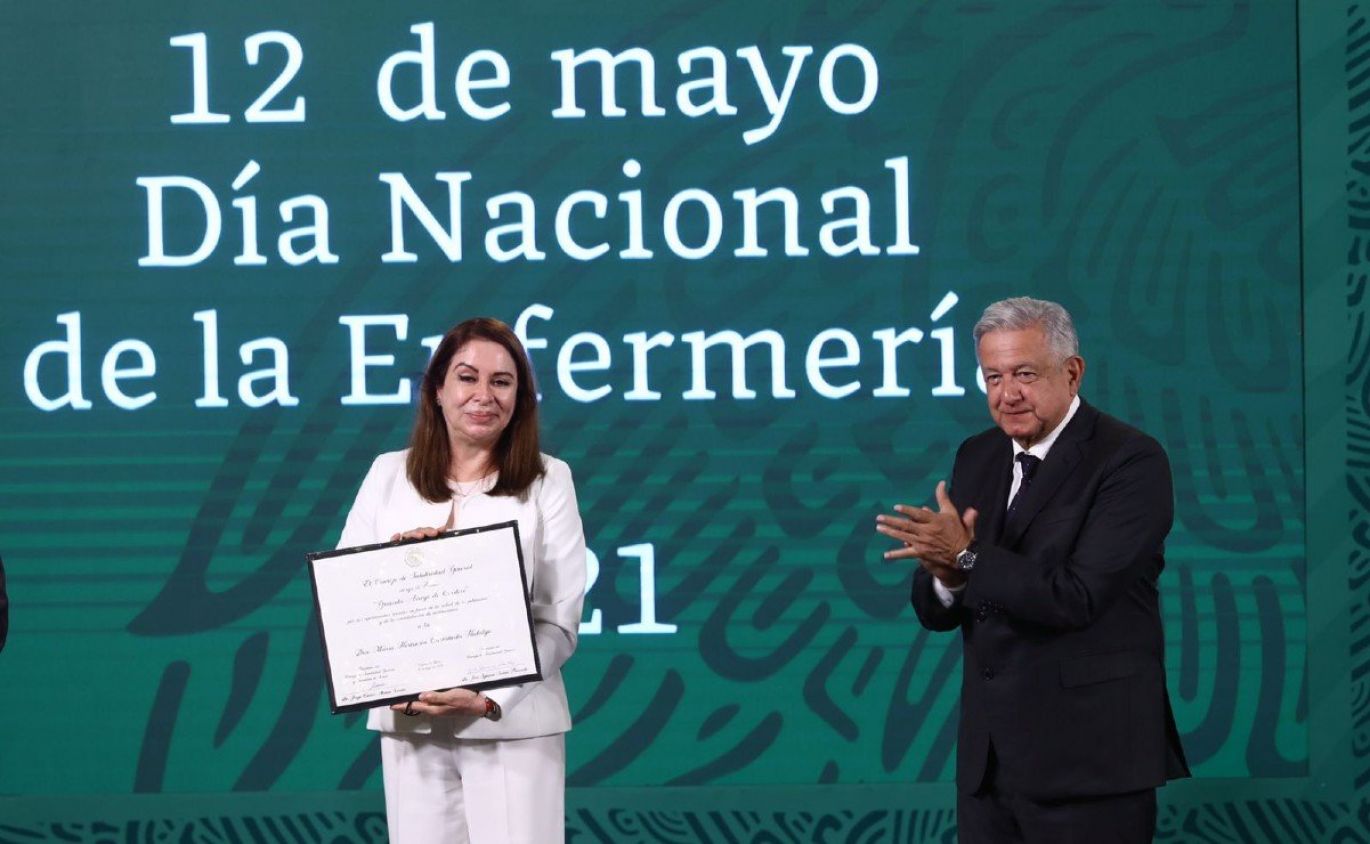 AMLO entrega premios a trabajadoras de la salud por Día Internacional de la Enfermería