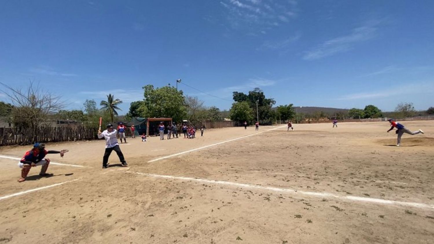 De gira por Sinaloa, AMLO juega beisbol en Picachos