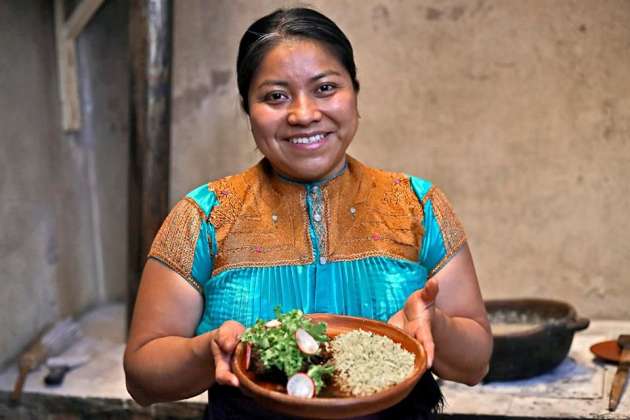 Claudia Ruiz, cocinera tzotzil es reconocida en la lista Internacional de nuevos talentos