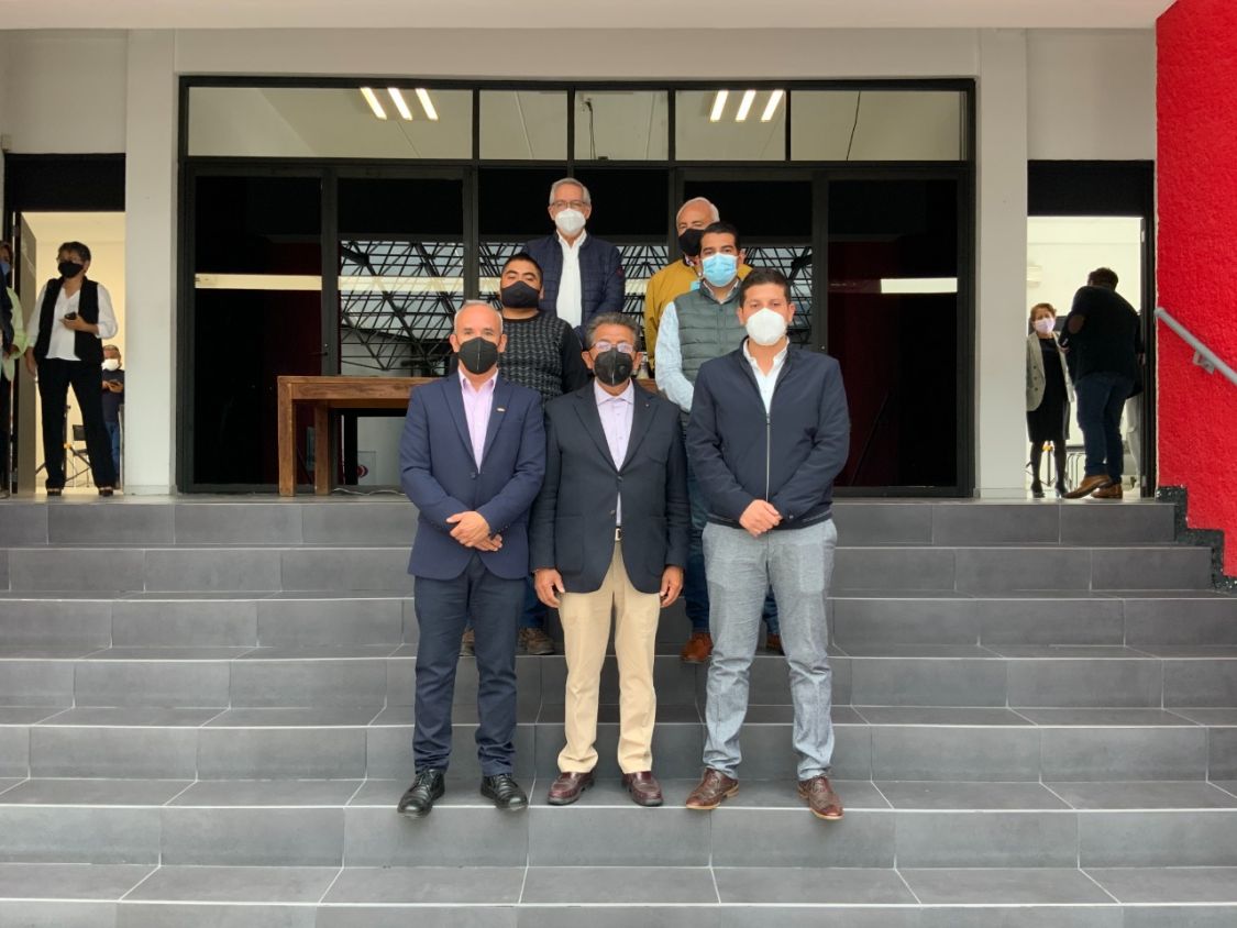 Serafín Ortiz firma pacto con la industria de la construcción en busca de la alcaldía de Tlaxcala.