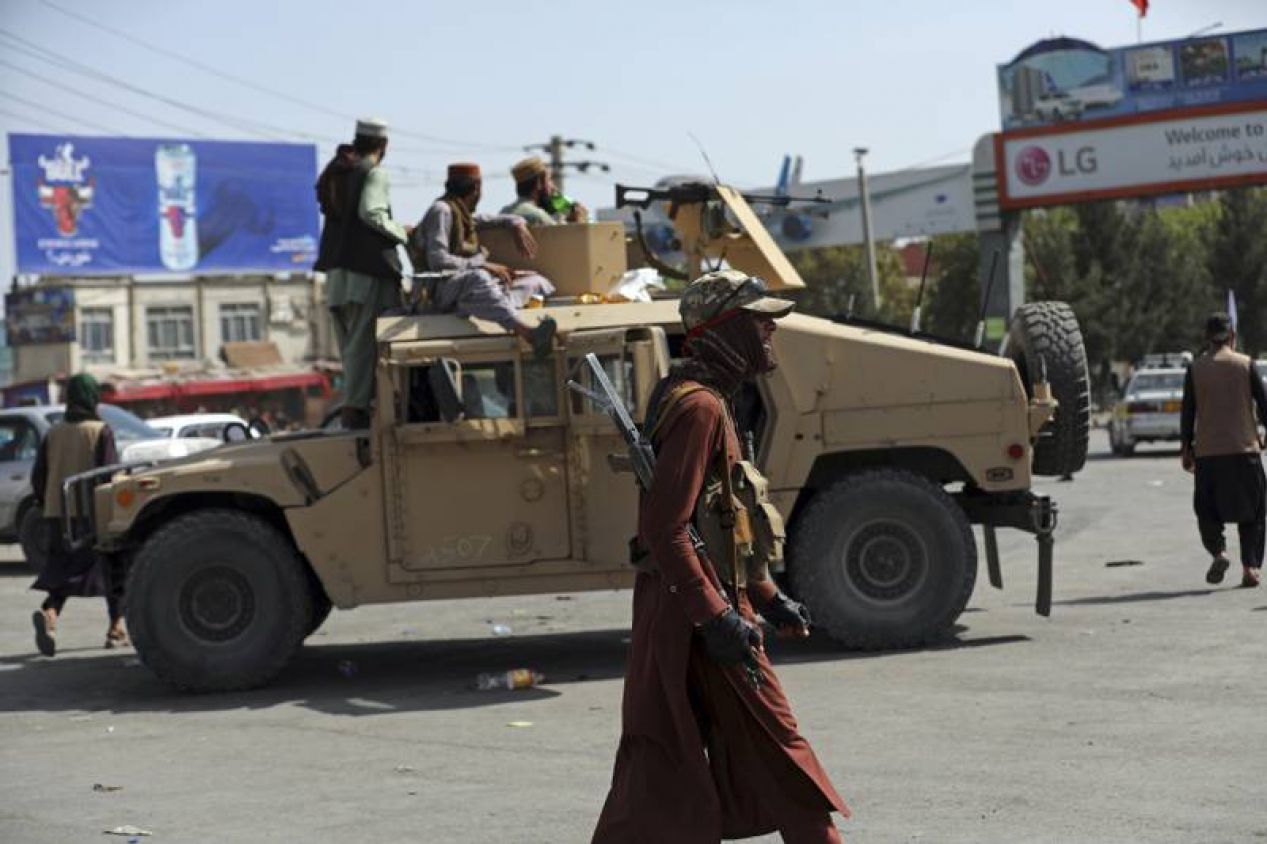 Talibanes festejan con desfile en vehículos militares estadounidenses