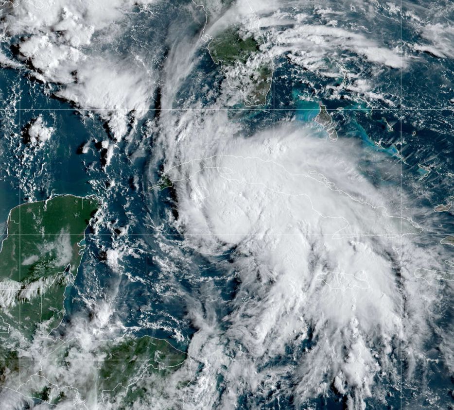 Petroleras se apresuran para completar evacuaciones en el Golfo de México