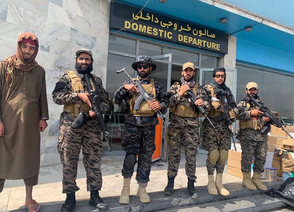 Talibanes celebran el retiro de EU y supervisan aeropuerto de Kabul; prometen seguridad