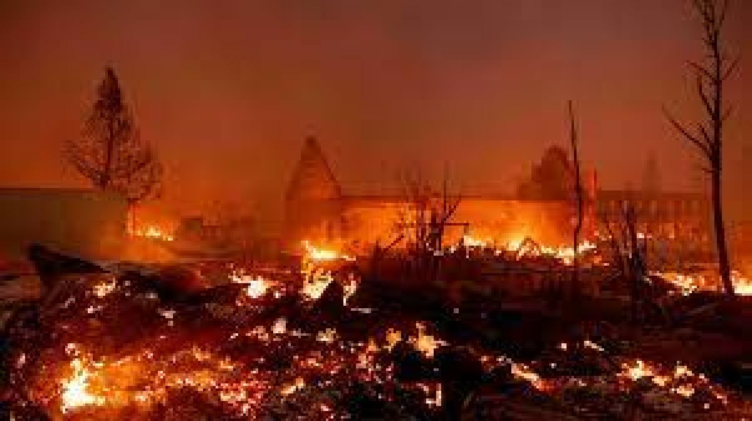 Incendio arrasa con un pueblo entero de Estados Unidos