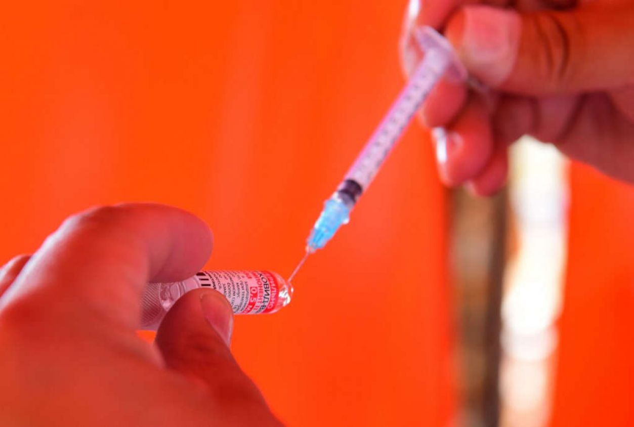 Descartan una tercera dosis de vacuna contra covid-19: OMS 