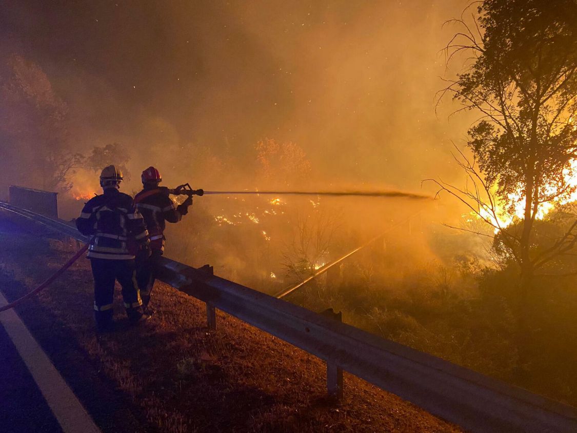Incendio en Francia causa que miles de personas sean evacuadas de sus casas y campamentos