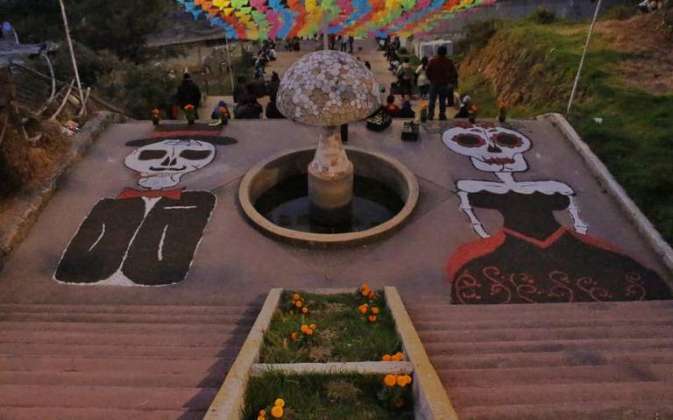 Municipios de Tlaxcala festejaron Día de Muertos en panteones