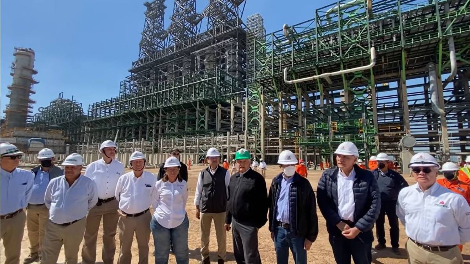 Anuncia AMLO  inversión de 60 mil mdp para reactivar planta coquizadora de Tula