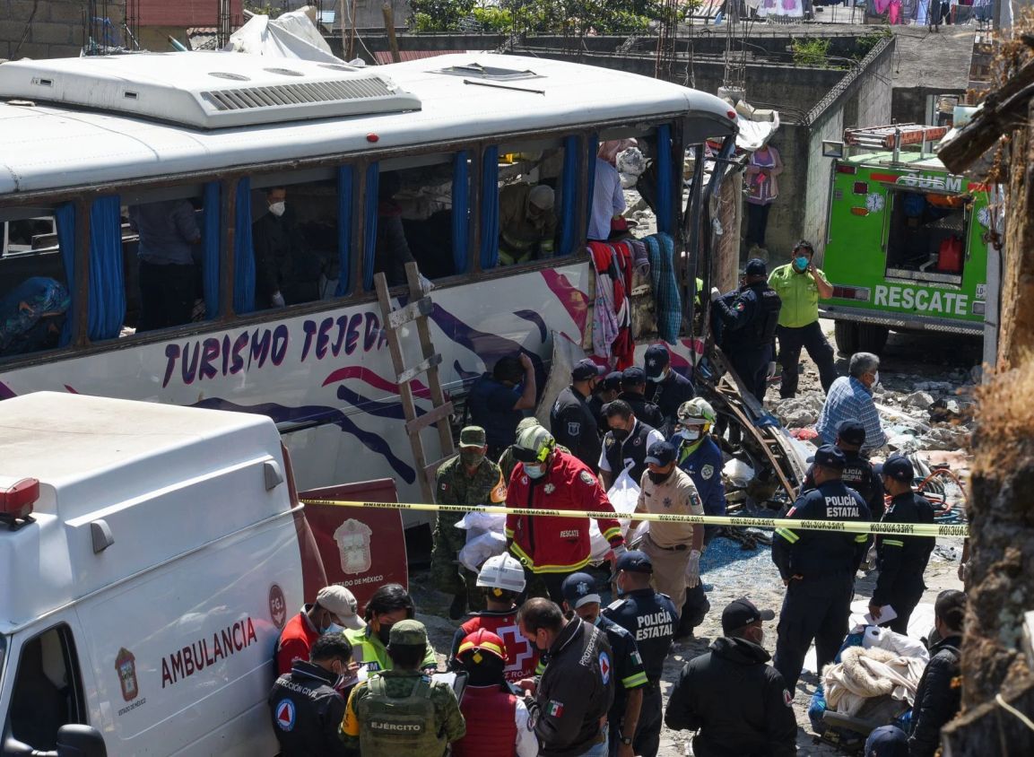 19 fallecidos y decenas de pasajeros heridos tras impactarse autobús en una vivienda en Edomex