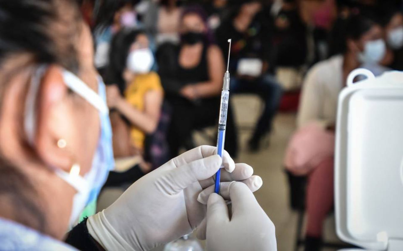 México confirma dosis de refuerzo contra la Covid-19 para mayores de edad y maestros