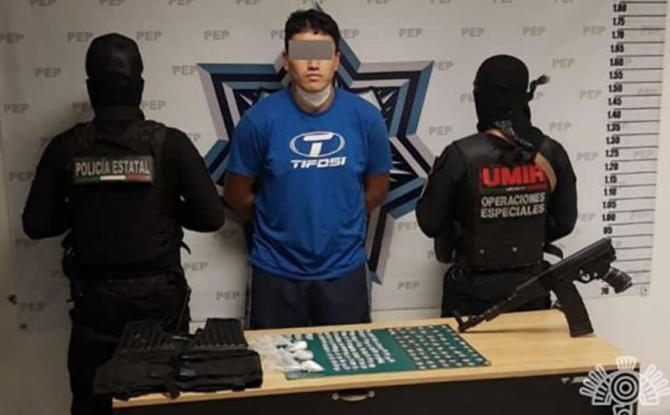 "Recorría Puebla con un 'cuerno de chivo'": Narcomenudista es detenido por posesión de drogas y armas