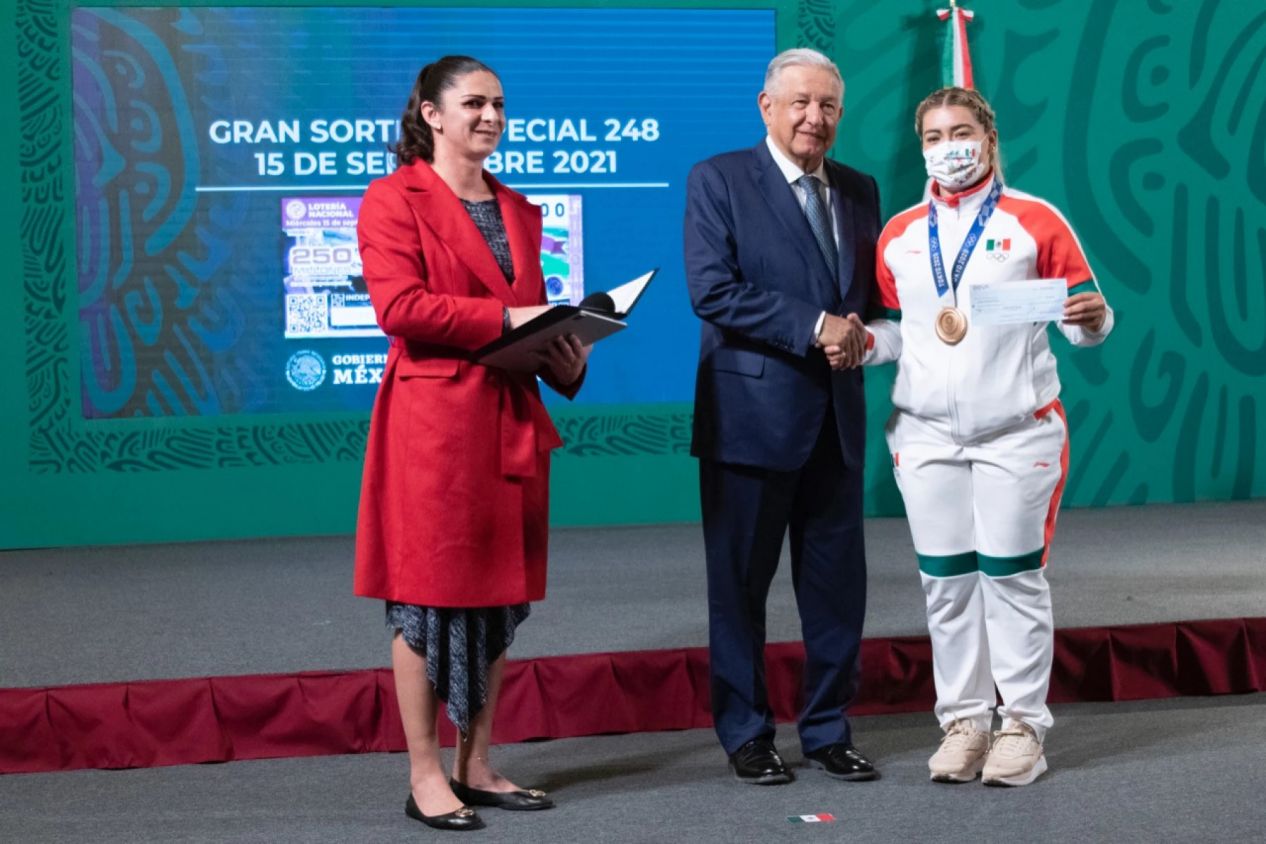 Premian a deportistas Mexicanos que compitieron en Tokio 2020; AMLO les entrega estímulos