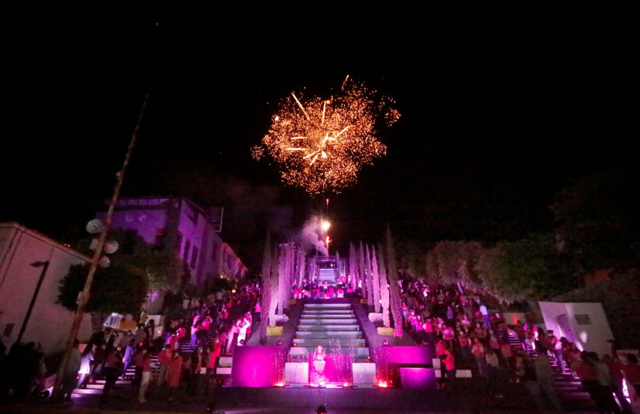 Escalinatas de Tlaxcala se iluminan de rosa por la lucha contra el cáncer de mama