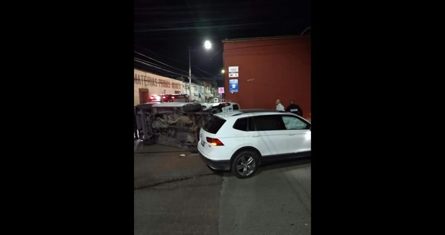 Conductor alcoholizado ocasiona aparatoso accidente contra la ruta M8 en San Pedro Cholula