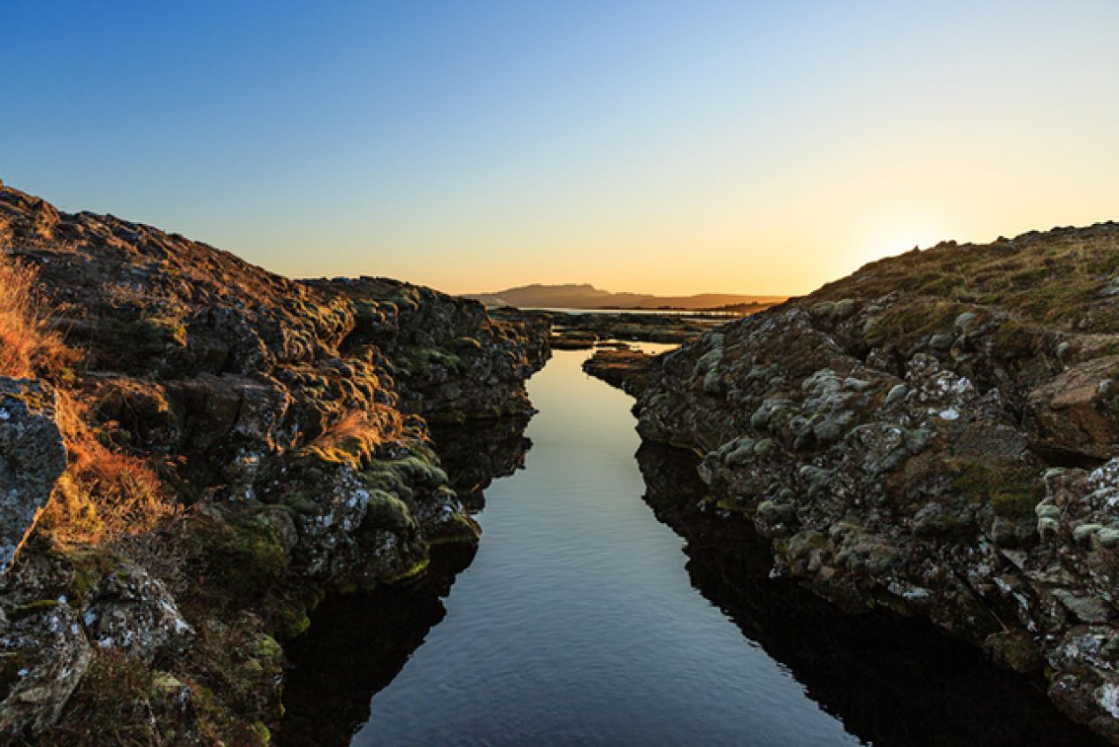 Así es la grieta de Silfra: El lugar donde puedes tocar dos continentes a la vez