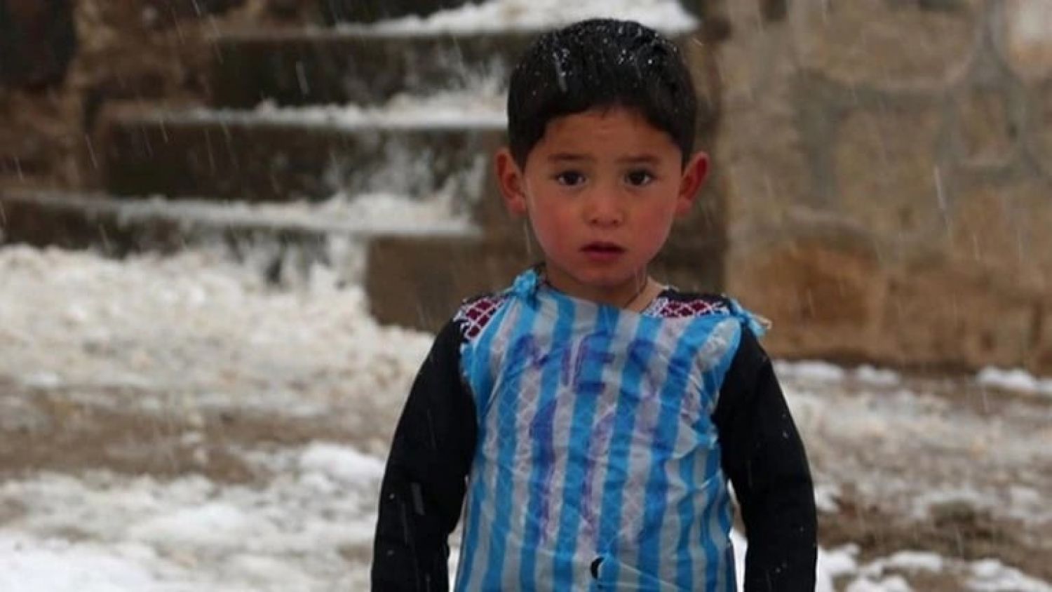 Niño de la camiseta de plástico de Lionel Messi que se hizo viral, pide ayuda para huir de los talibanes