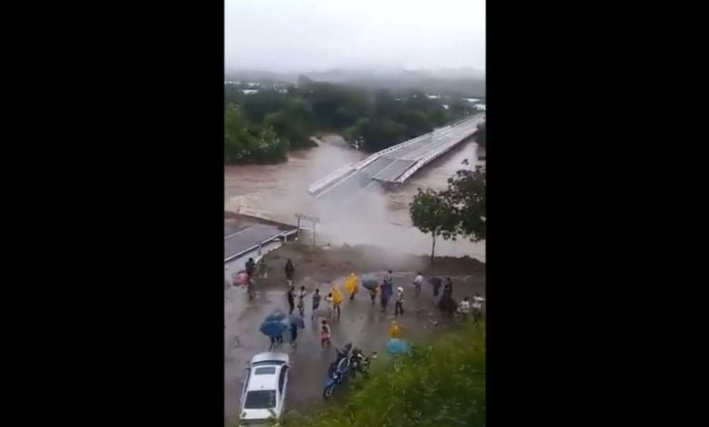 Momento exacto del colapso de puente “El Quelite”, recien inaugurado por el presidente (Video)