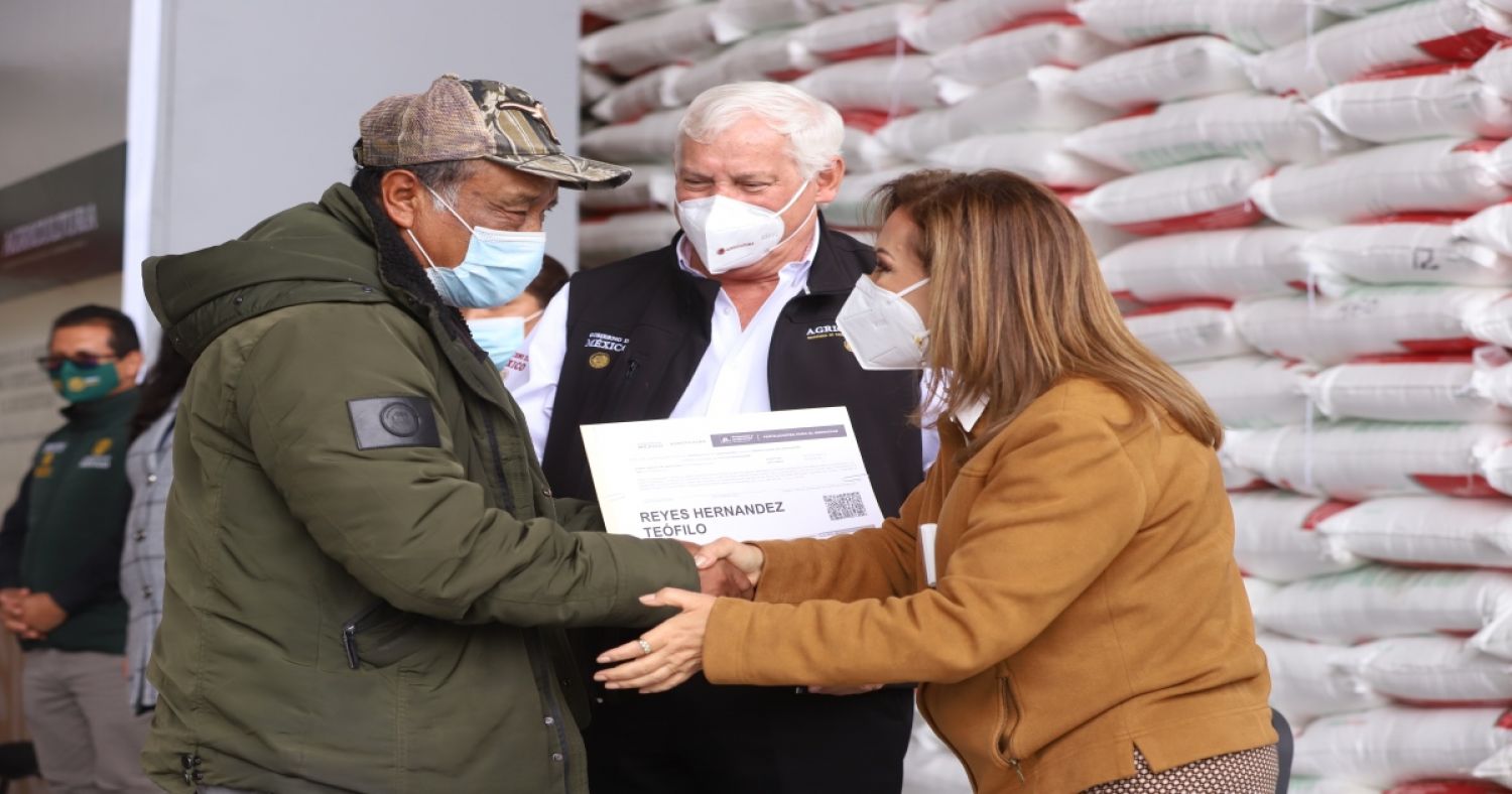 Gobernadora Lorena Cuéllar y secretario Víctor Villalobos entregan fertilizante a productores en Calpulalpan